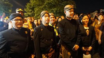 Ganjar Pranowo And Gibran Together With Residents Celebrate 1 Sura Night Carnival At Mangkunegaran Temple