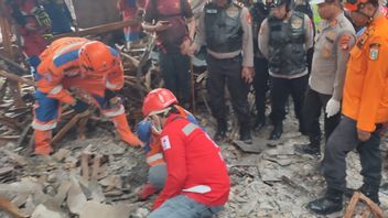 Officers Find The Body Parts Of Glodok Plaza Fire Victims On The 8th Floor