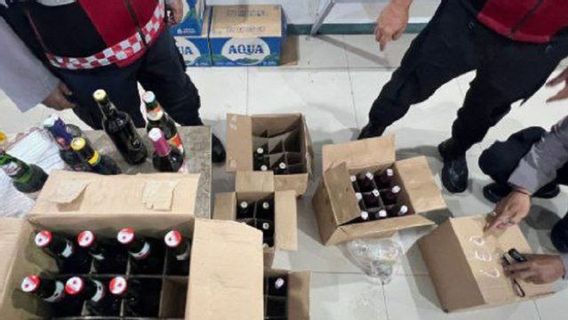 Satpol PP Jakut Sita Hundreds of Bottles of Miras in Penjaringan