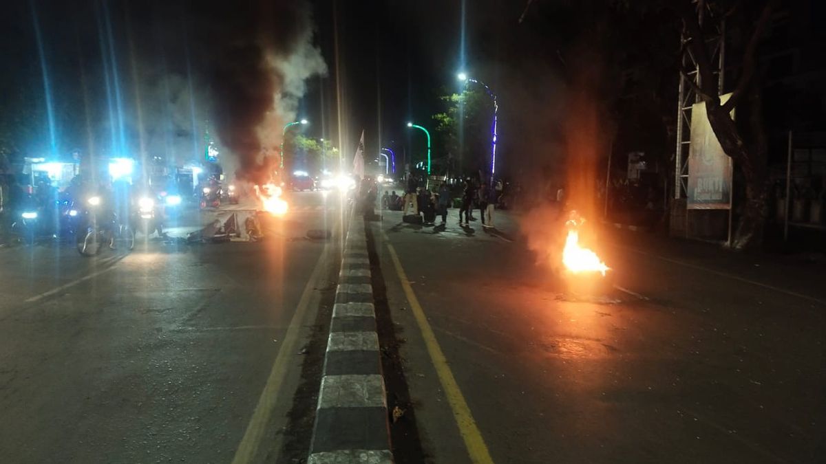 Demo di Jakarta Kondusif, Mahasiswa di Makassar Masih Bakar Ban Blokir Jalan 