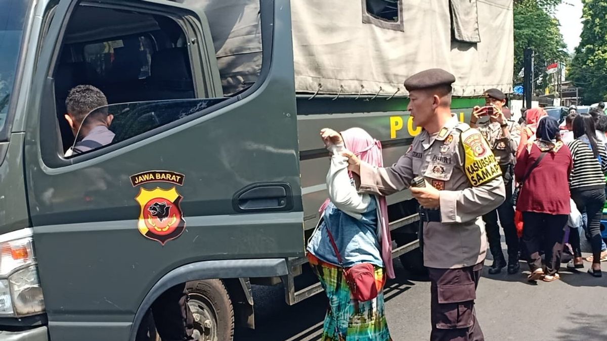 Sopir Angkot di Bogor Demo, Panas Terik Ratusan Penumpang Terlantar