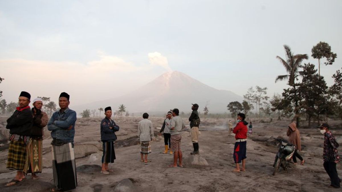 スメル山の住民、滑りやすい雨と混ざった火山灰に注意してください!