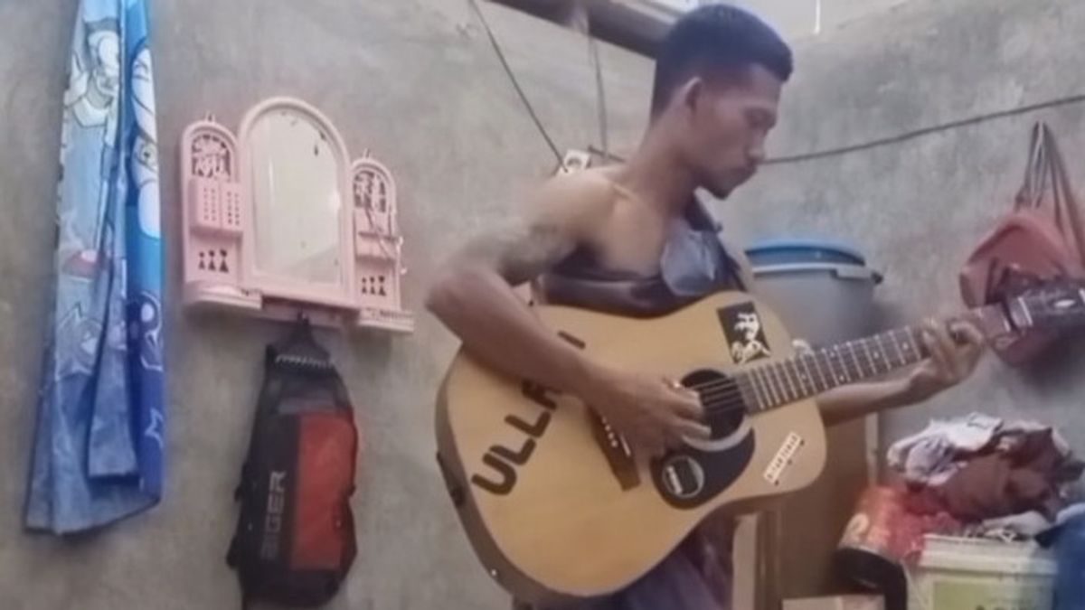 Viral Pria Asal Mamuju Mainkan Lagu Avenged Sevenfold Sambil Banting Kursi dan Galon