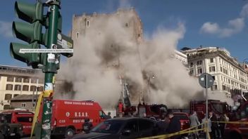Menara Bersejarah dari Abad ke 13 Torre dei Conti Ambruk