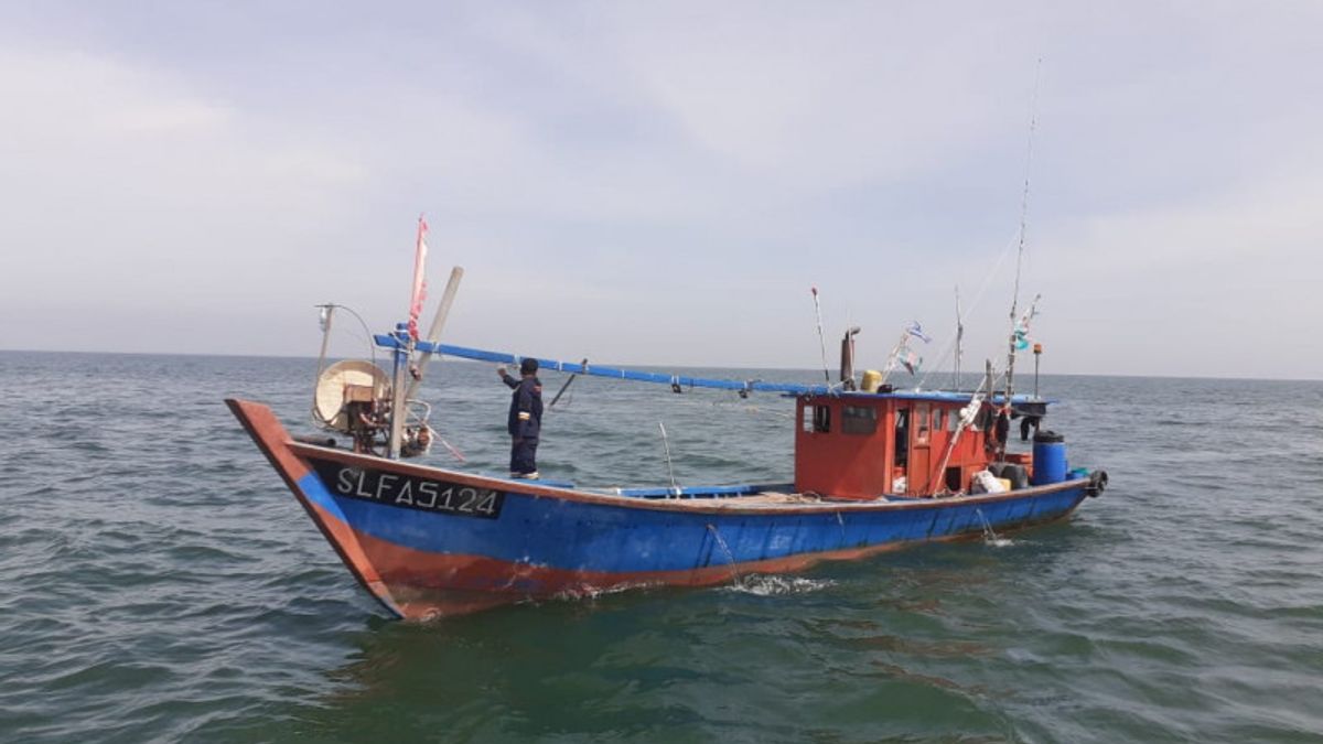 35 Menit Penuh Ketegangan, Hiu 03 Berburu 2 Kapal Ikan Ilegal Asal Malaysia di Perairan Selat Malaka