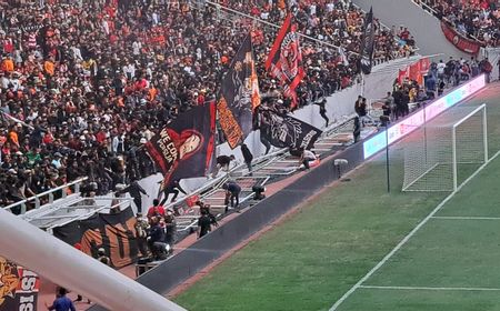 Disesaki Suporter Persija, Pembatas Tribun JIS Jebol Saat Grand Launching, Satu Orang Dibopong Satpol PP