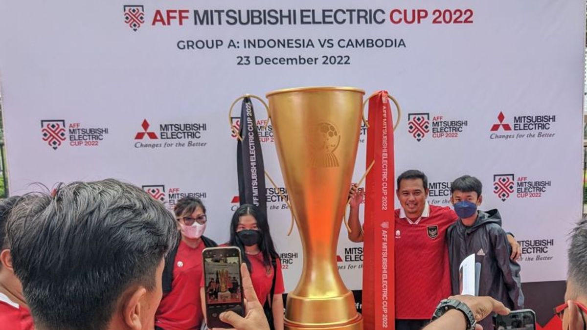 The AFF Cup Giant Trophy Attracts The Indonesian National Team's Supporter Interest