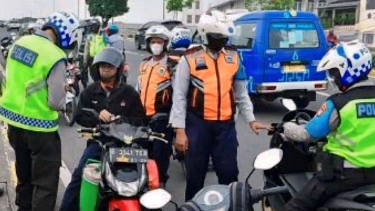 DKI Jakarta Transportation Service Together With Polda Metro Jaya Ticketed 1,205 Motorized Vehicles Against Direction