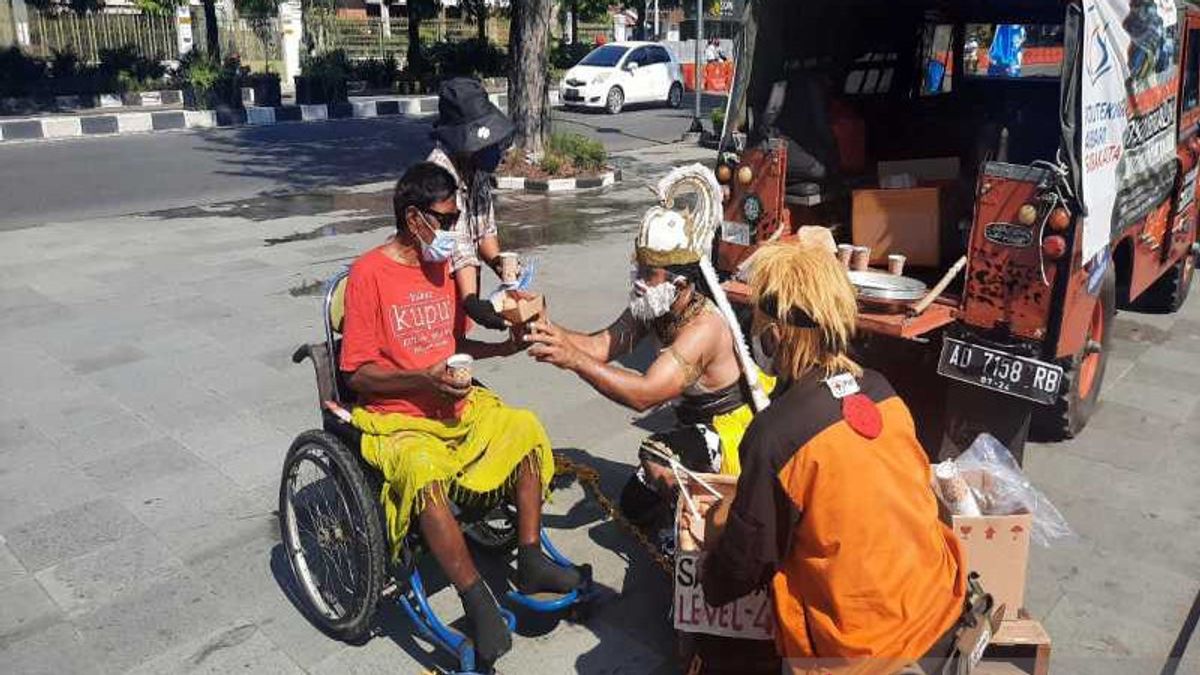Naruto And Hanoman Take Action In Front Of Plaza Manahan Solo, Distribute Boiled Eggs To Pedicab Drivers