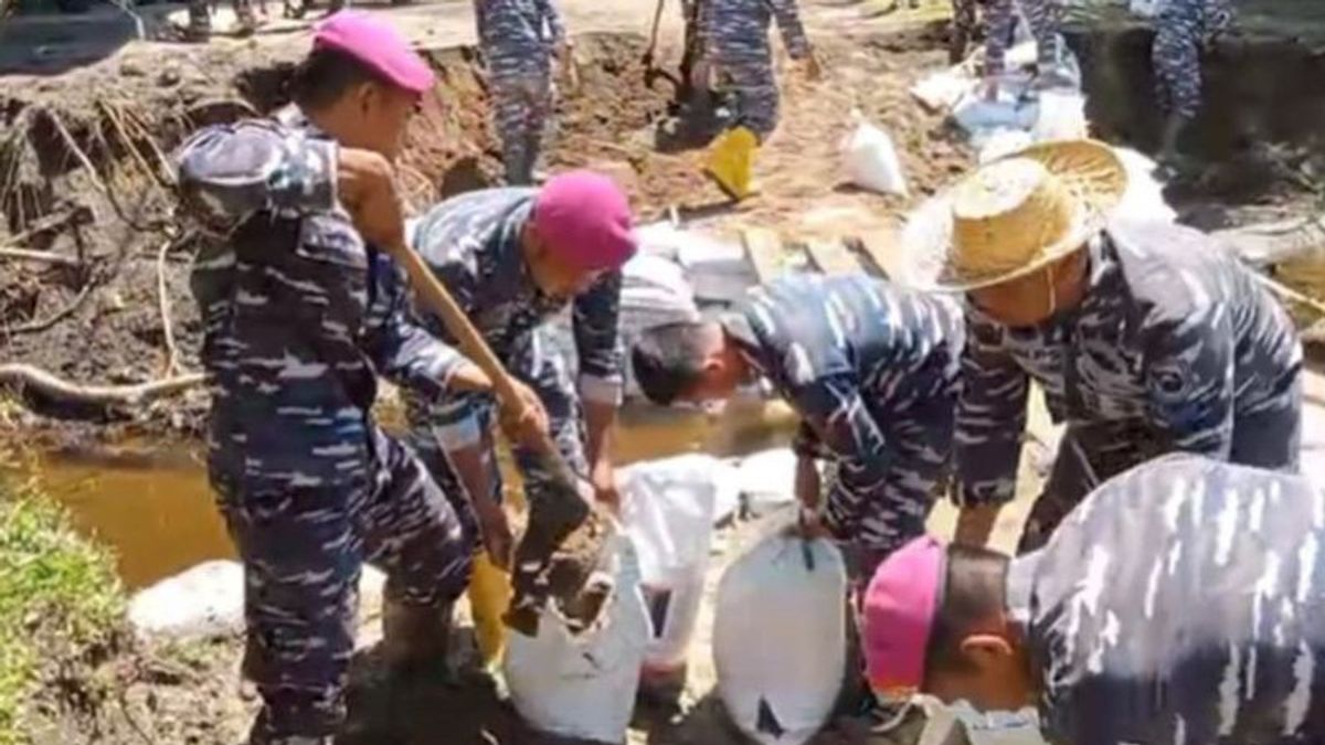 TNI AL Bangun Jembatan Darurat dan Distribusikan Logistik di Sumbar