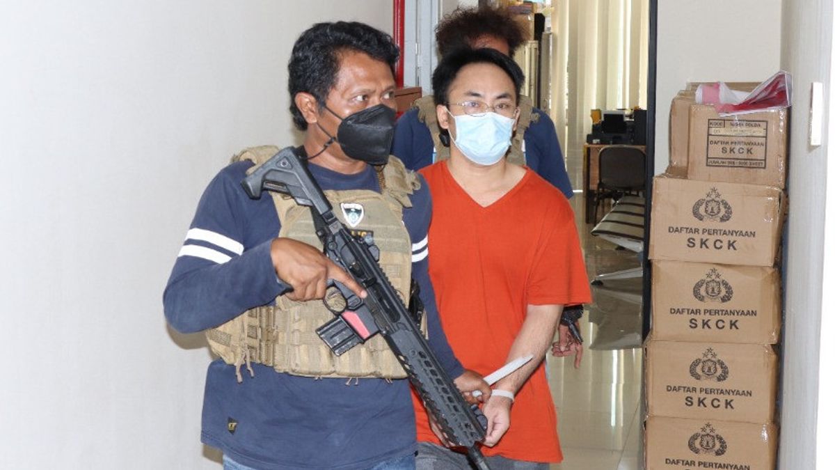 غيور لرؤية زوجة قريبة من زميله في العمل ، أجنبي صيني يطعن صديقه بسكين في Cengkareng