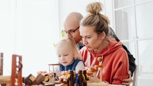 Mengenal Glider Parenting​, Pola Asuh yang Tak Membuat Anak Merasa Diawasi