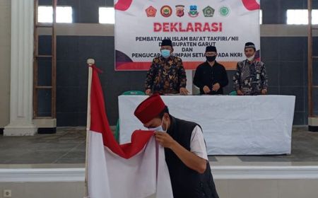 Cium Bendera Merah Putih Puluhan Pengikut NII di Garut Deklarasi Sumpah Setia NKRI, Ketua MUI: Jangan Ada Kemunafikan di Acara Ini