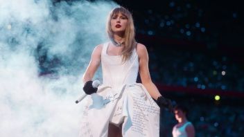 テイラー・スウィフトがドキュメンテリーへのエントランスツアーの舞台裏で物語を提示