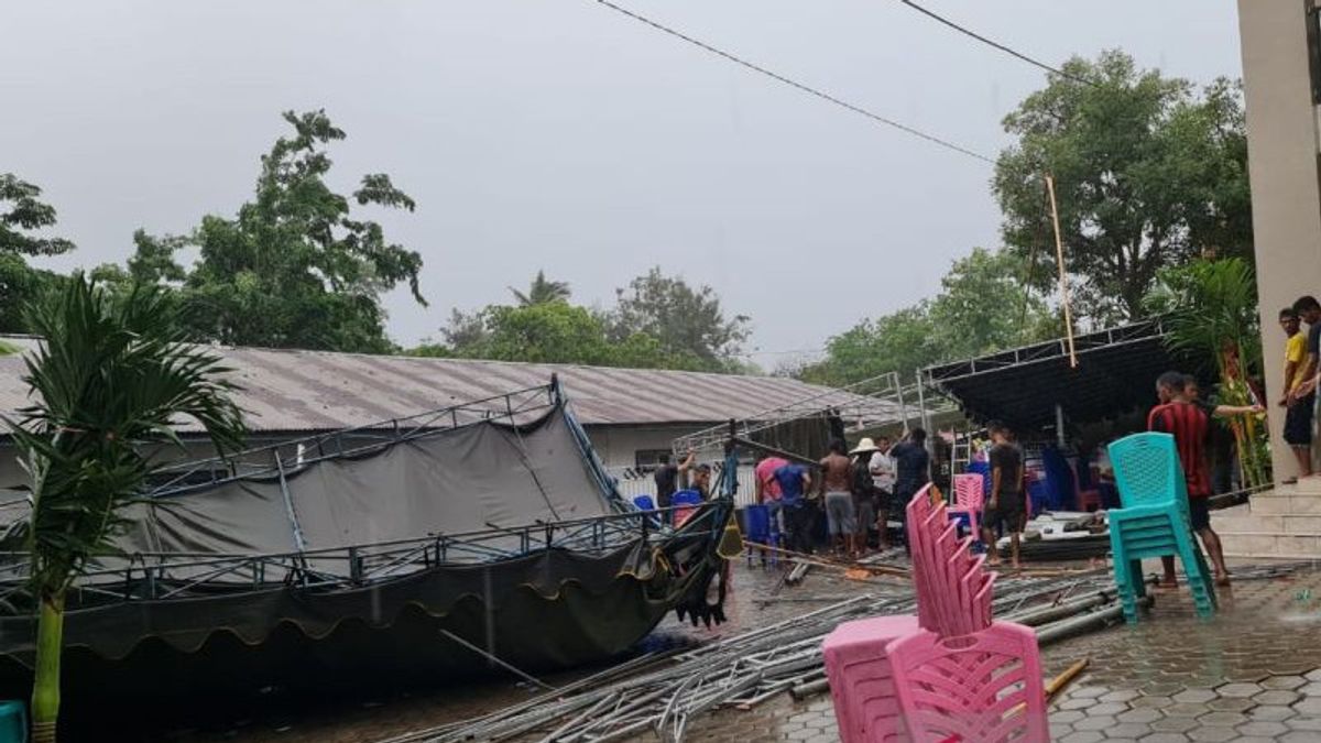 10 دقائق الرياح القوية ضرب جزيرة Adonara NTT، خيمة في منزل الراحل فرانس ليبو رايا انهارت
