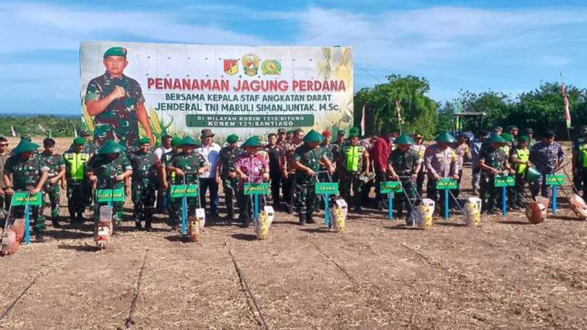 Kasad Tanam Jagung Perdana di Kema 1 Minahasa Utara