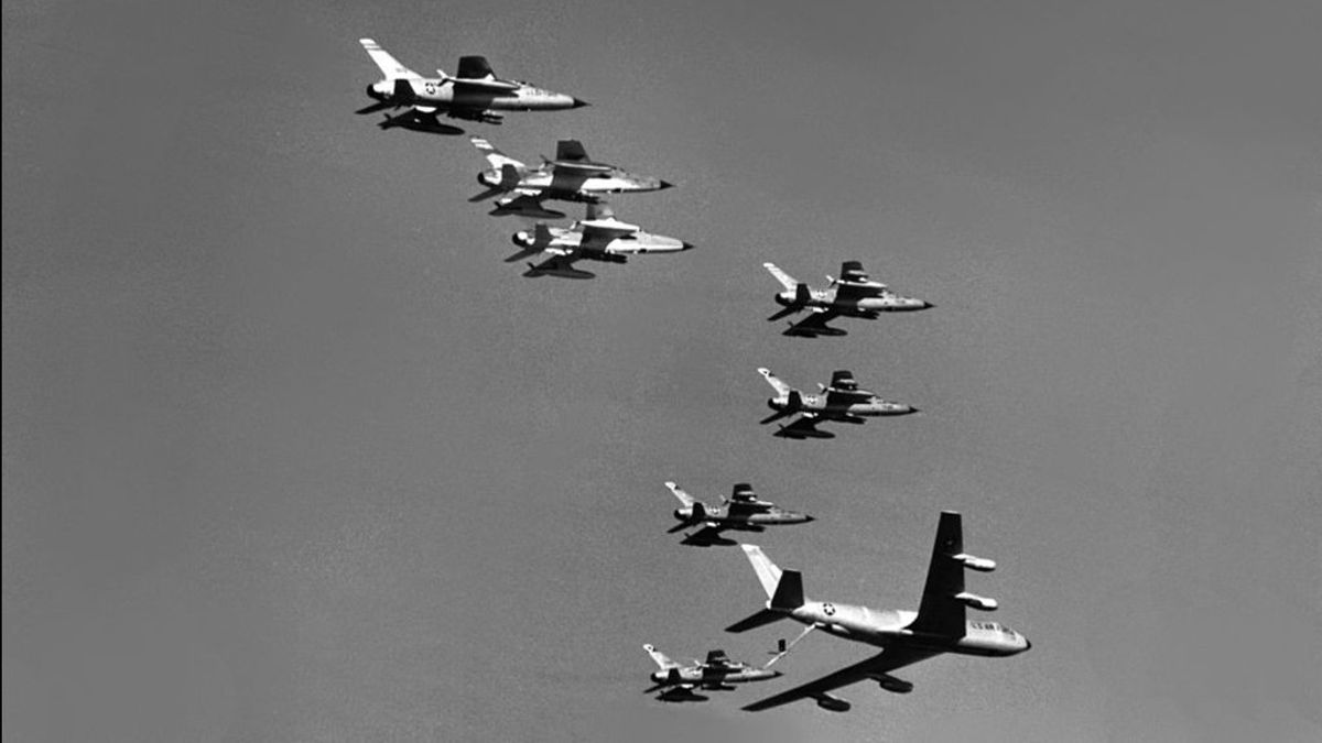 2 Mars Dans L’histoire: Communiste Du Nord-Vietnam A Combattu L’opération Américaine Rolling Thunder Bombardment