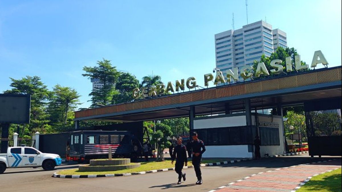 Digeruduk Massa Demo Buruh, Pintu Depan-Belakang Gedung DPR Dijaga Ketat Polisi