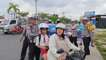 Traffic Education: Ditlantas Riau Police Invites Orderly Drivers On Jalan Yos Sudarso