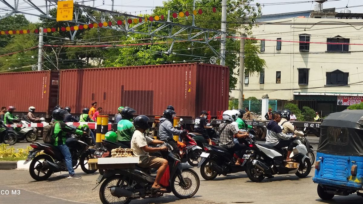 La porte de Kemayoran s’est effondrée, des dizaines de motos sont conduites par la police