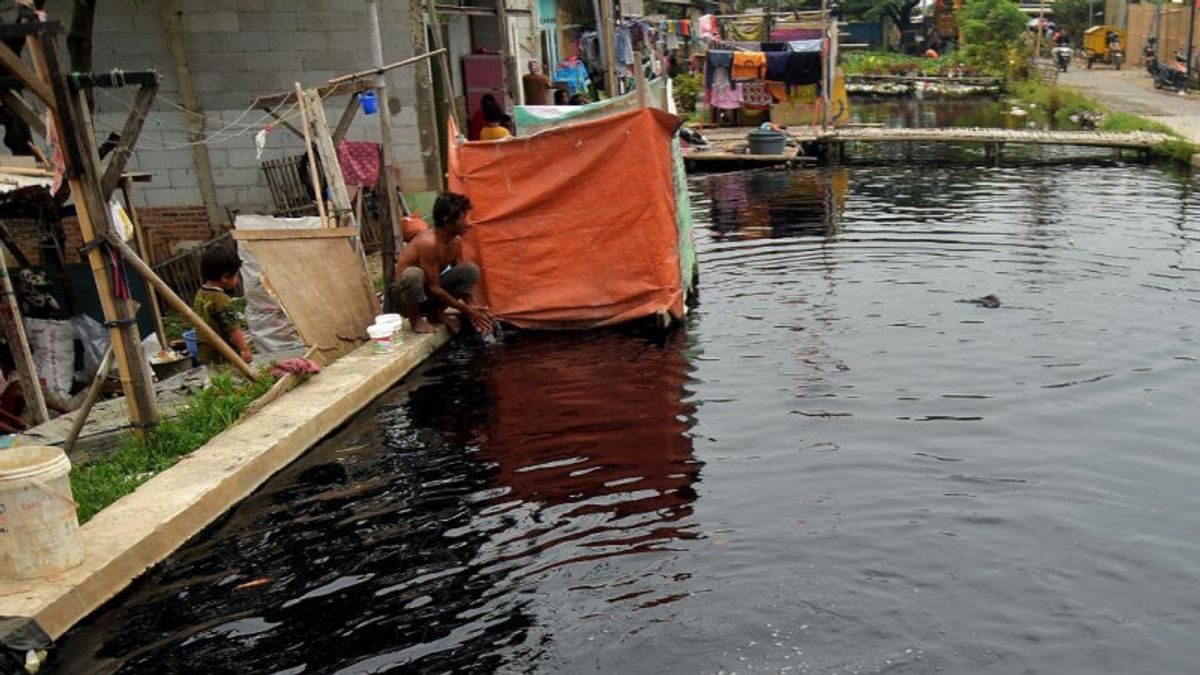 6 Sungai di Bekasi Tercemar Limbah Industri, Air Berwarna Gelap Berbau Busuk Bahkan Berasap