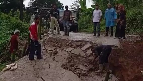 激しい雨が土砂崩れを引き起こし、南レバクの村の道路が切断された