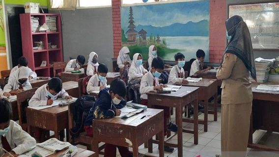 Bad Air Pollution, DKI Disdik Asks Students To Wear Masks At School