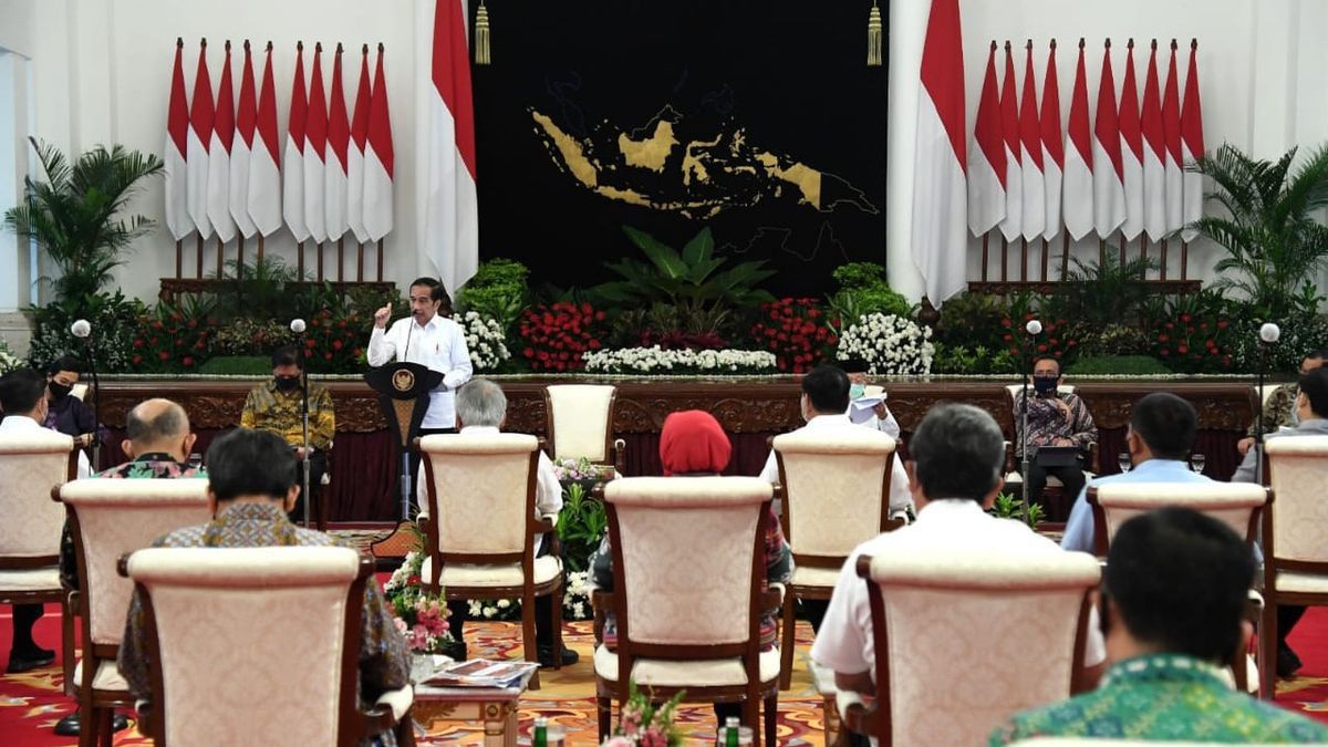 Jokowi Asks Ministers To Give Reports On Handling COVID-19