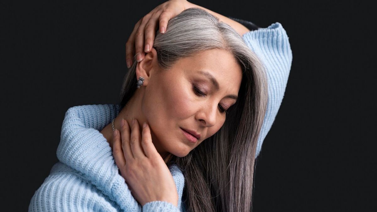 6 Vitamin yang Bantu Mencegah Rambut Uban di Usia Muda