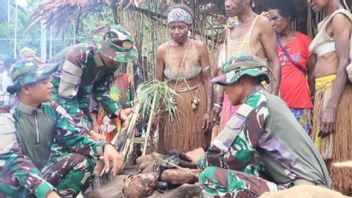印尼国民军在RI-巴布亚新几内亚边境为捕猎季节提供仪式2部落