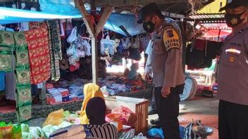 Prevent Hoarding Of Basic Necessities During Ramadan, West Pasaman Police Deploy Personnel To Market