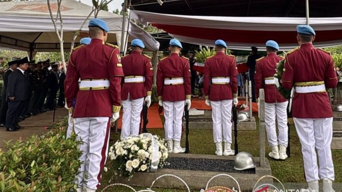Prabowo Pimpin Upacara Pemakaman Try Sutrisno di TMP Kalibata