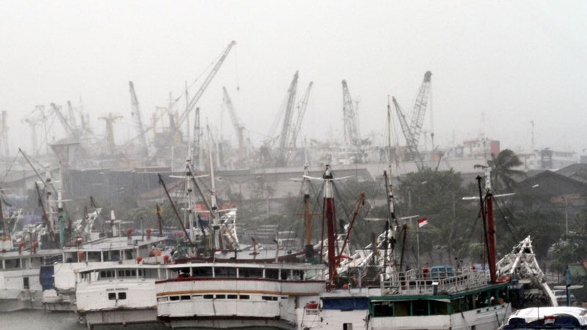 Prakiraan Cuaca BMKG: Hujan Turun di Sejumlah Pelabuhan Jakarta