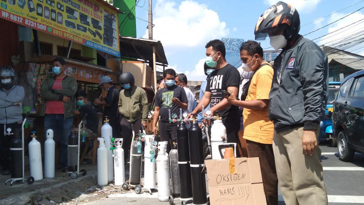 南ジャカルタの酸素ボンベを補充するために住民が列を作る