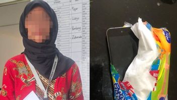 بدلا من بيسوك تانجيرانج في سيبينانغ، تهرب امرأة يحجاب هاتفها المحمول في داخل تيسو