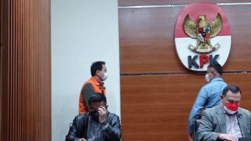 Le Directeur De L’enquête KPK Mène à L’arrestation D’Azis Syamsuddin à Son Domicile