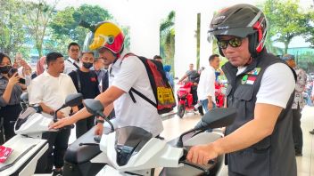 Give Wejangan To Medan Walkot Bobby Nasution, Ridwan Kamil: Build The Citytyping