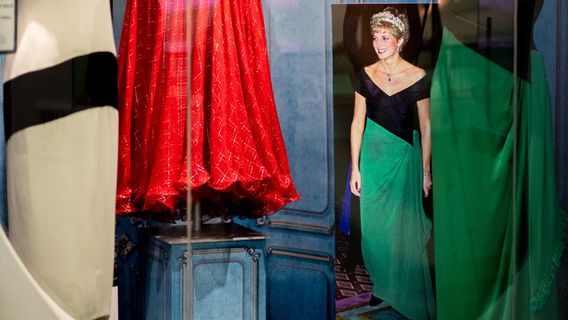 Une robe de nuit perdue pour la princesse Diana s'est vendue pour 16,9 milliards de roupies