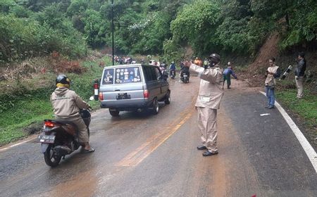 Material Longsor Dibersihkan, Jalan Tangkuban Parahu Ciater Sudah Bisa Dilintasi