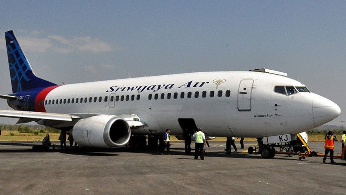 斯里维贾亚航班乘客 SJY 182 家属抵达苏帕迪奥庞蒂亚纳克机场
