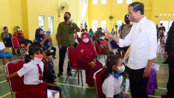 Heureux Président Jokowi Lors De L’examen Du Rappel De Vaccination Des Personnes âgées Et Des Enfants à Bintan
