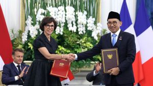 Menbud Fadli Zon Signs Indonesia-France 2050 Cooperation Agreement