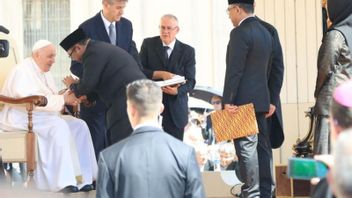 Menag Yaqut Bertemu Paus Fransiskus,  Sampaikan Undangan Datang ke Indonesia