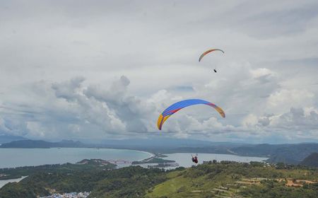 Paralayang Nomor Tandem Lintas Alam Catatkan Rekor MURI dengan 22 Parasut 