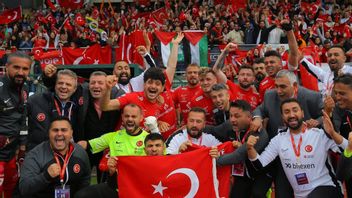 ポルトガルに敗れ、トルコのサポーターがベルリン街で騒いでいる