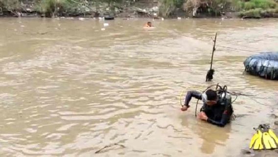 غرق طفل في نهر سيمانيس، فريق الغواصين في ساربون كيراكام