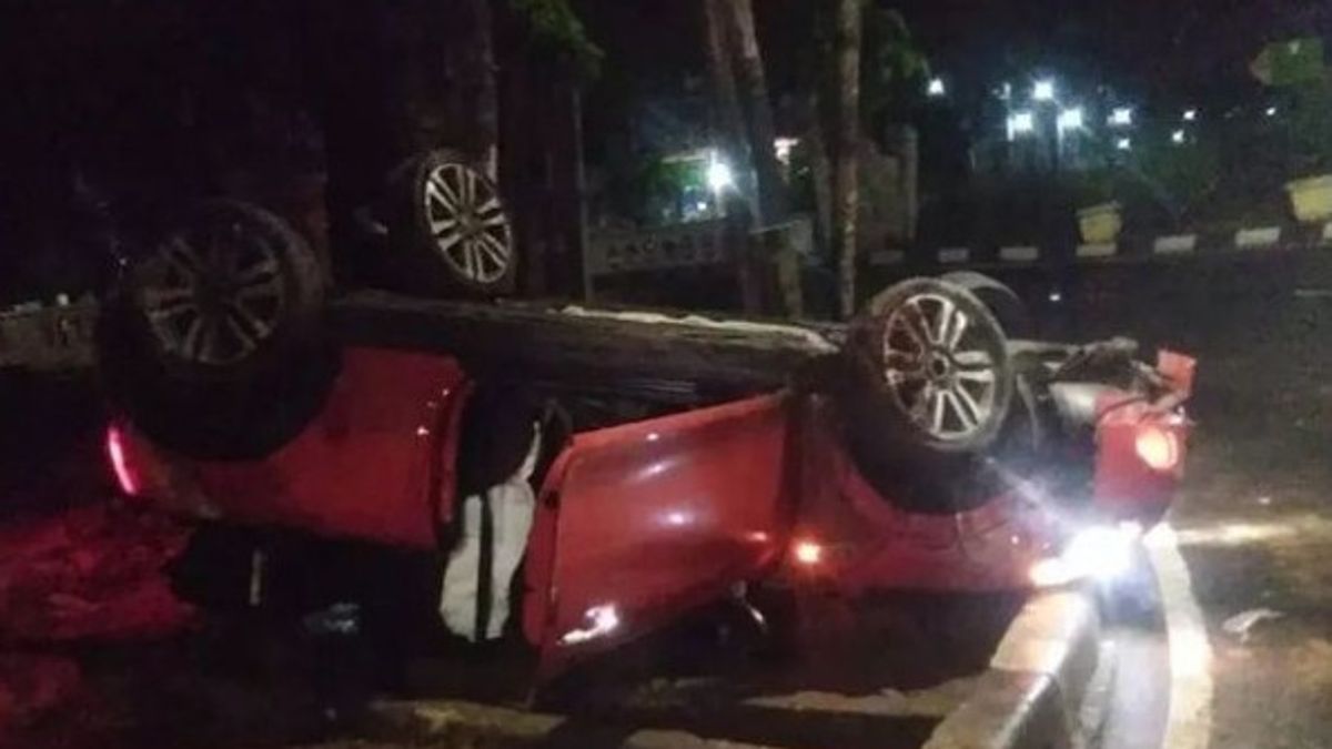 Mini Cooper Merah Terguling di Kelapa Gading, Dua Orang Tewas, Satu Luka-luka