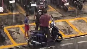 Viral Pria Bergaya Preman Aniaya Pemotor di Cempaka Putih saat Hujan Lebat