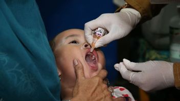 卫生部在东爪哇、中爪哇和DIY的Polio Sub PIN的第一天接受热情的公众