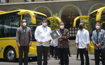 Rektor UGM Apresiasi Bantuan Dua Bus Listrik dan Microbus dari Airlangga Hartarto